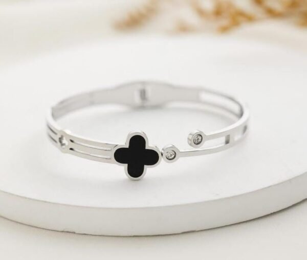 Four-Leaf Clover Bracelet D1