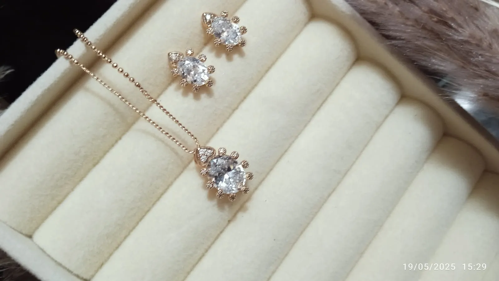 Elegant Crystal Jewelry Set - Image 2