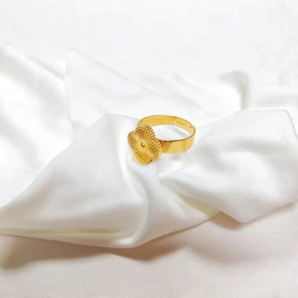 Golden Clover Ring - Image 3